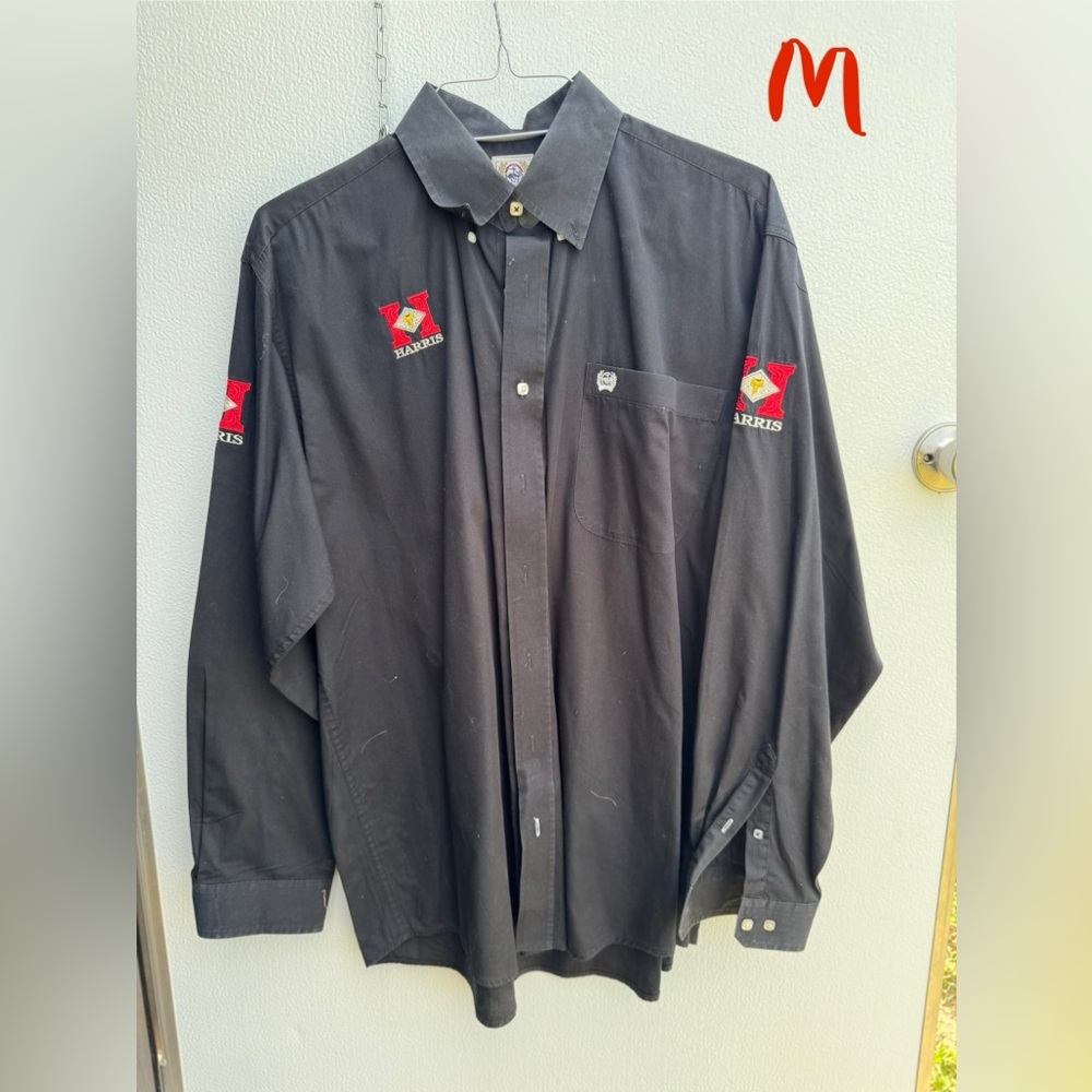 Men’s cinch button up size Medium